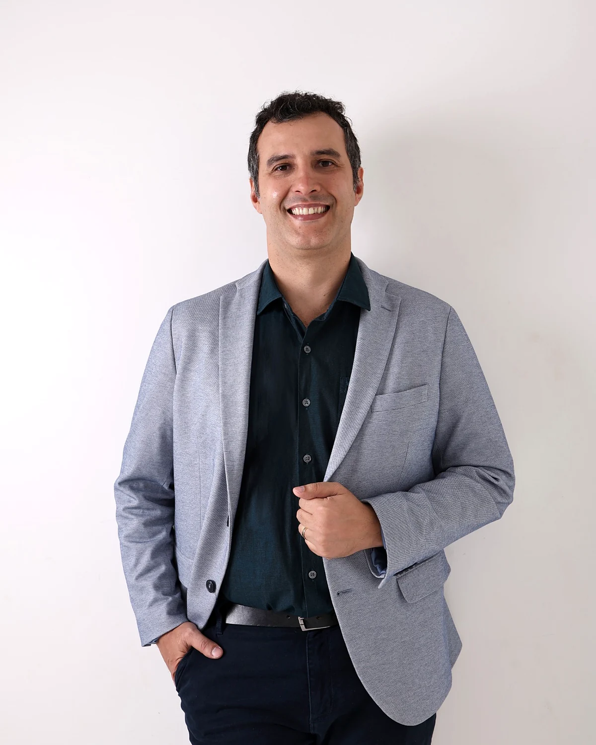 Dr. Marcelo Azevedo em retrato profissional